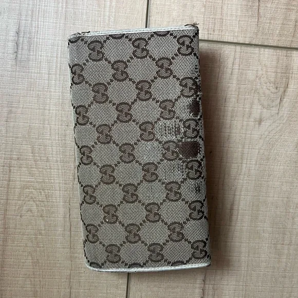 Gucci Beige and Brown Monogram Clutch - Picture 4 of 5